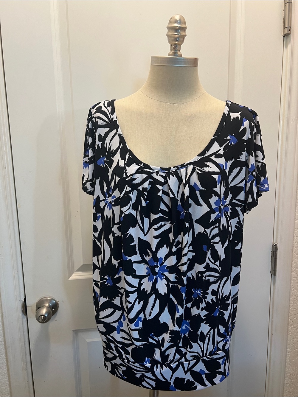 Dressbarn Black, White & Blue Floral Scoop Neck Top 14/16